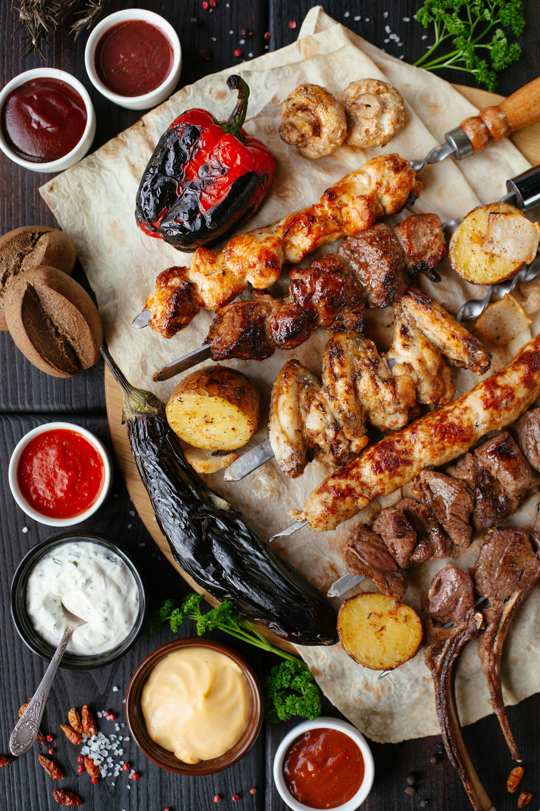 Selección de carnes a la brasa y verduras, imagen provisional